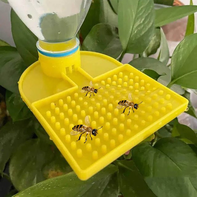 Adhere To Fly Bienen-Trinkwasser-Adapter für Bienenstöcke mit Mineralflaschen-Einsatz in Gelb - Bild 1