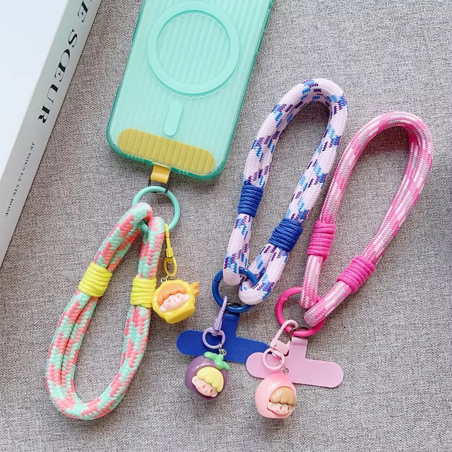 Universelles geflochtenes Handy-Lanyard-Seil für iPhone 17 Pro Max mit Cartoon-Puppe und Patch-Handgelenksschlaufe in Multicolour - Bild 1