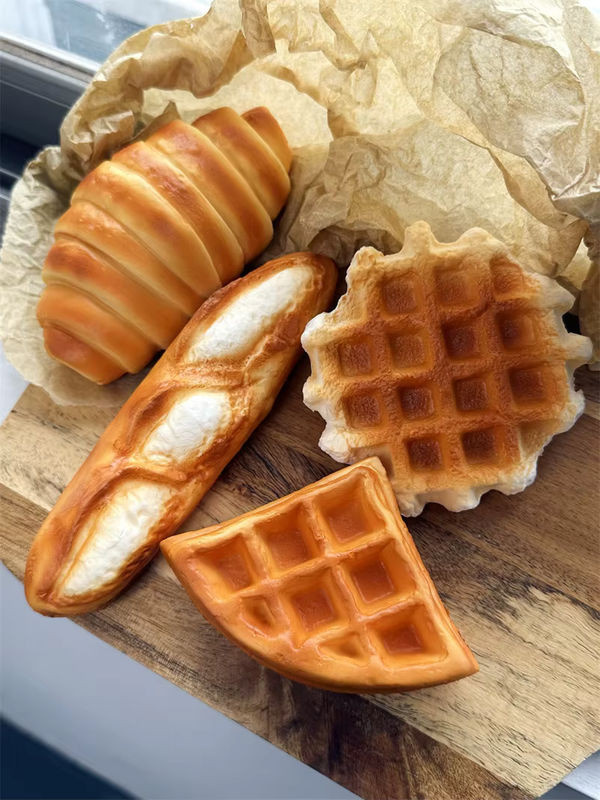 Realistische belgische Waffel als künstliches Modell aus PU-Schaum in Gold, elastische Requisite - Bild 1
