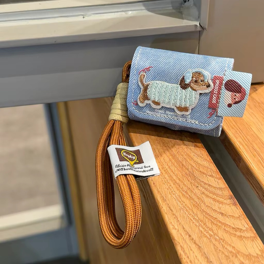 AirPods Schutzhülle mit Cartoon Dackel Stickerei und Denim Muster aus Leder inklusive Lanyard für AirPods 1, 2, 3, 4 und Pro 2 in Blau oder Beige - Bild 2