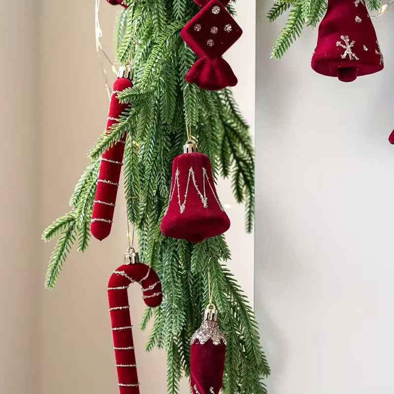 ZQNYCY 2er-Set Weihnachtsbaum Anhänger aus Samt in Burgund Rot mit Zuckerstange, Glocke und Eiszapfen zur Partydekoration - Bild 3