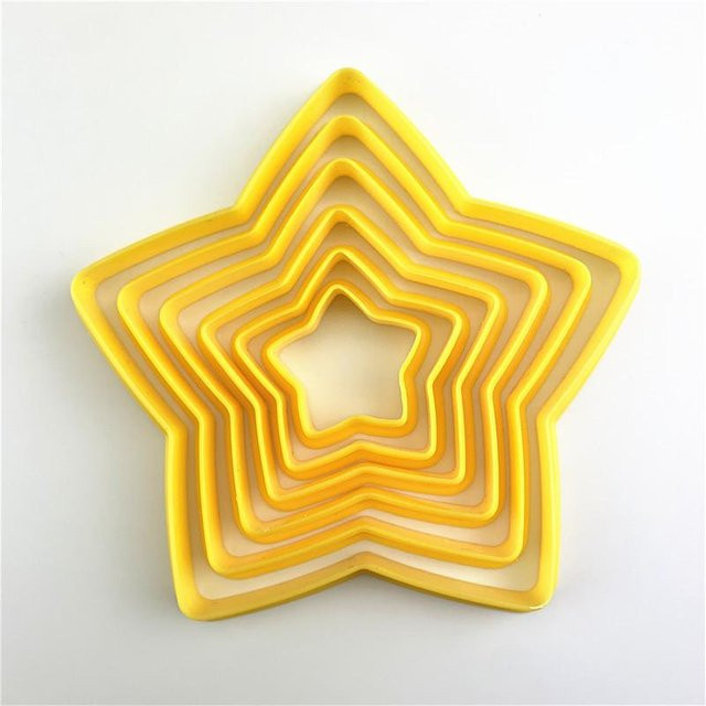 XYNN 6er Set Weihnachtsbaum Ausstechformen aus Kunststoff in Gelb für Kekse und Lebkuchen mit 3D Stempel-Funktion - Bild 1
