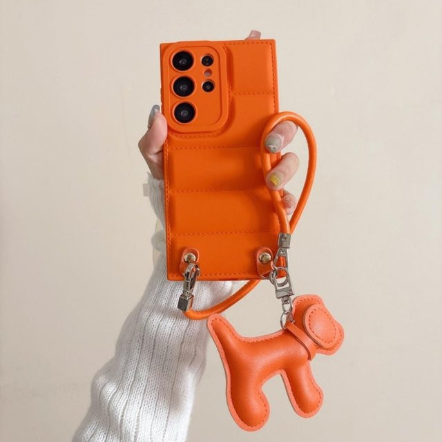 Samsung Handyhülle mit Cartoon-Hund Daunenjacke Design und Lanyard Handgelenkband für Galaxy S25 S24 S23 S22 S21 Plus FE A56 A55 A54 A16 in Orange - Bild 1