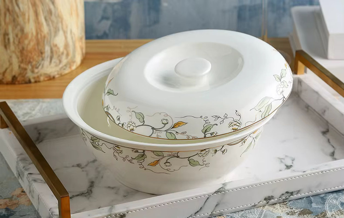 Japanische Suppenschale aus Bone China mit Deckel, weiß und gold mit floralem Wellen- und Blattmuster, Durchmesser: 22,9 cm - Bild 3