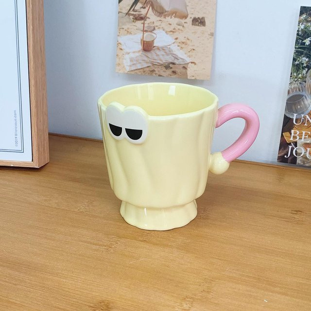 Keramiktasse mit Deckel von Yiran toy 1 in Schwarz und Gelb mit Herzdesign, Volumen: 400 ml - Bild 1