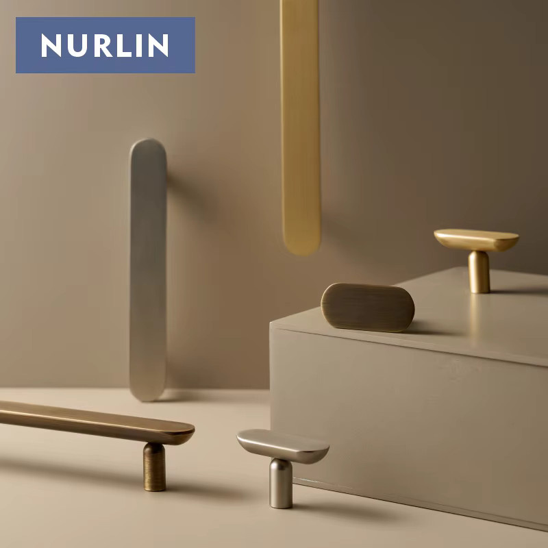 Nurlin T-Griff aus massivem Messing im italienischen modernen Design für Schranktüren und Schubladen - Bild 1