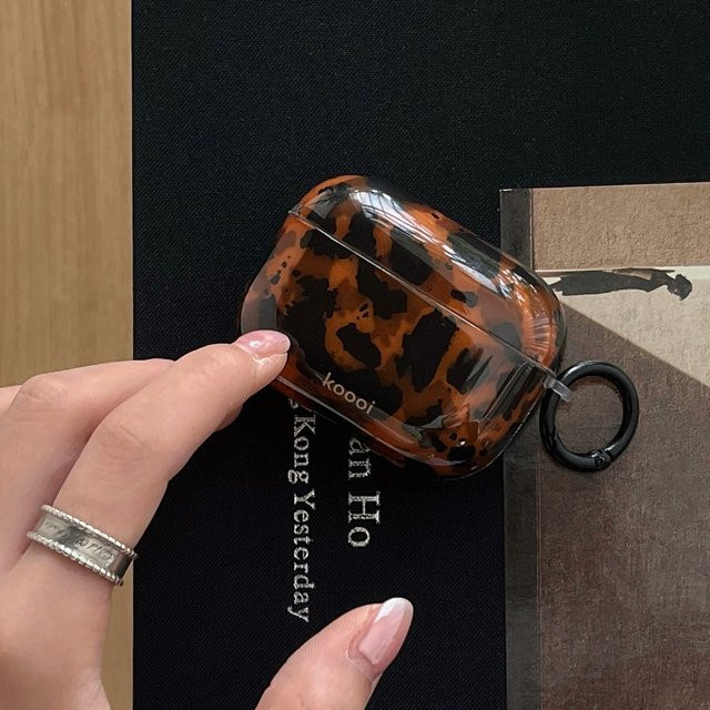 Kopfhörerhülle mit Retro Hawksbill Schildkrötenmuster in Deep Amber für AirPods 1, 2, 3, 4 und AirPods Pro 1, 2, 3, Farbe: Braun - Bild 1