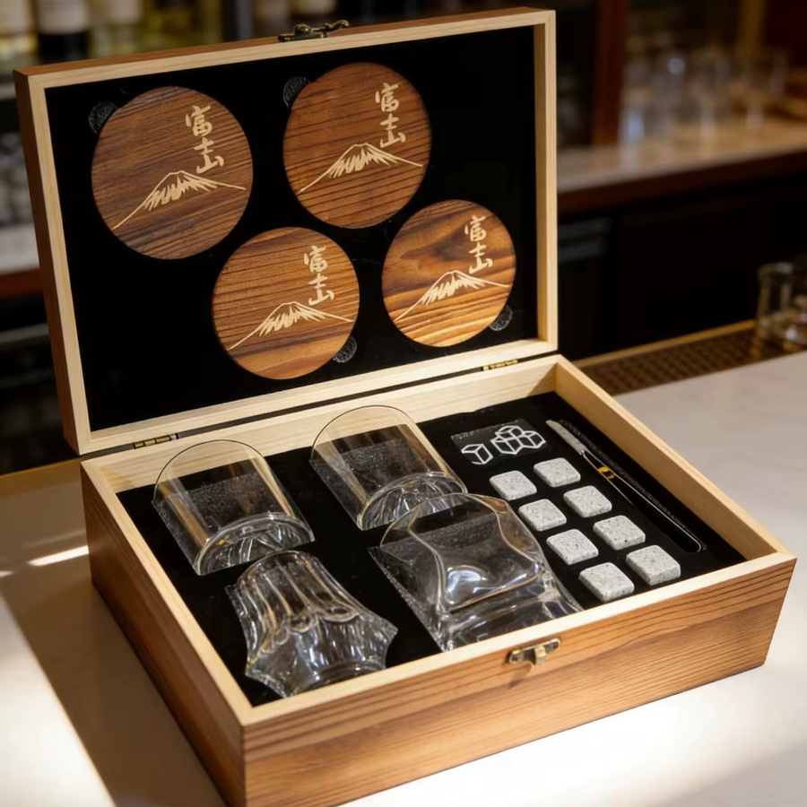 Whiskey-Becher-Set von loveyalty mit 4 verschiedenen Designs, Tumbler aus Glas, Stein, Eiswürfeln und Holzuntersetzern, Mehrfarbig - Bild 5