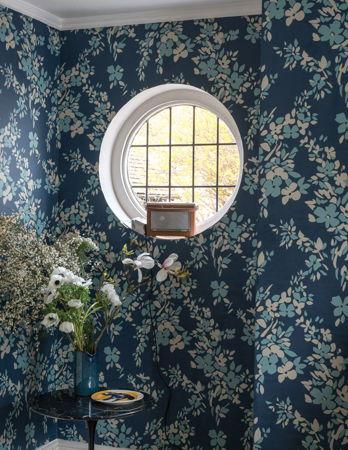 Farrow & Ball Tapete Hegemone in Blue/Dix Blue/Old White mit floralem Botanical-Design - Bild 1