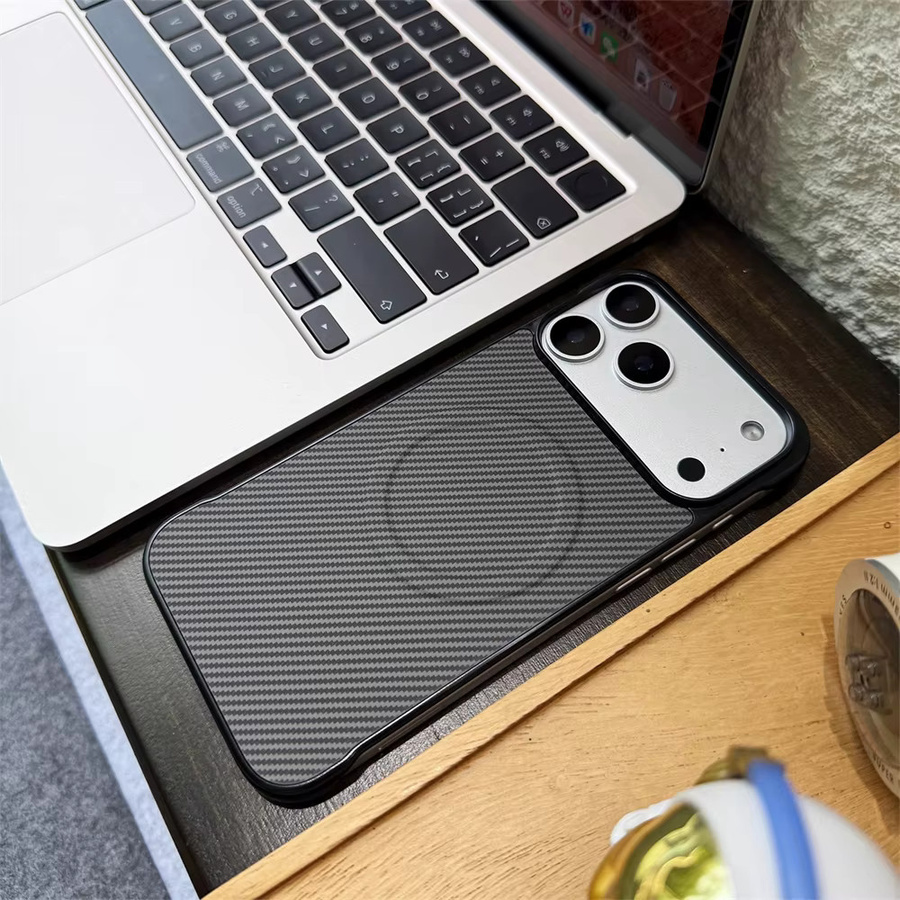 YX Magnethülle im Kohlefaser-Design für iPhone 17 Pro Max, 16, 15, 14, 13, 12 Plus, ultradünnes rahmenloses Hard PC Cover mit MagSafe Kompatibilität in Schwarz und Blau - Bild 2