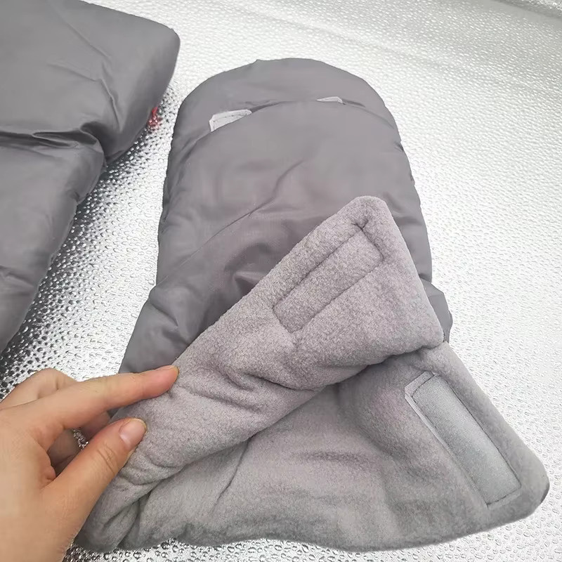 Wind- und wasserdichter Kinderwagen Muff aus Fleece mit Kunstpelz für Babywagen in Schwarz und Grau - Bild 3