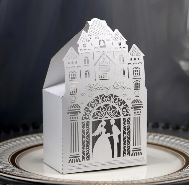 Kirchliche Geschenkkarton aus Papier mit Laser-Ausschnitt für Hochzeit und Geburtstag in Rot - Bild 1