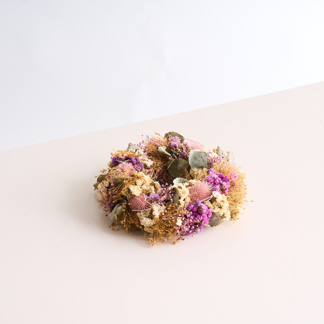 Trockenblumenkranz von Blume2000 in Lila, Weiß und Pink mit Eucalyptus für den Tisch, Durchmesser: 25,0 cm - Bild 1