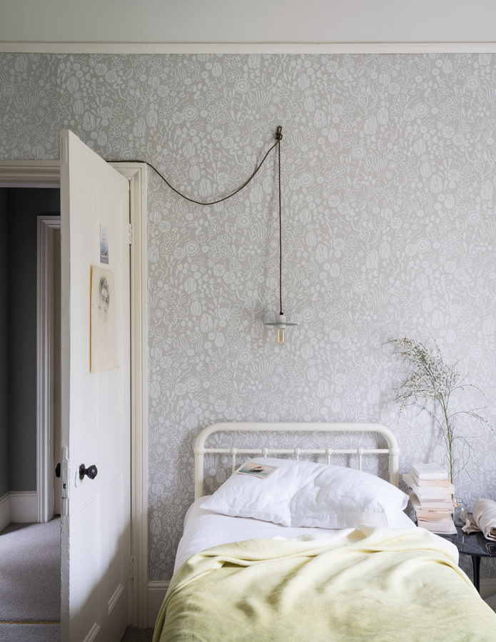 Farrow & Ball Tapete Atacama Purbeck Stone/ Ammonite in Blau, Silber und Grau mit floralem Design - Bild 1