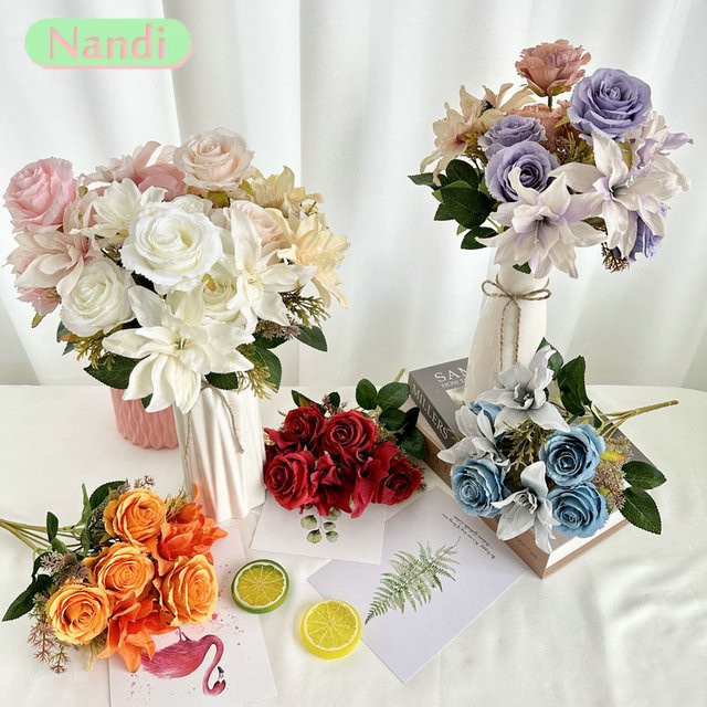 7-teiliger künstlicher Blumenstrauß aus Textil mit Lilien und Rosen von NANDI in Multicolour für deine Hochzeits-, Heim- oder Tischdekoration - Bild 1