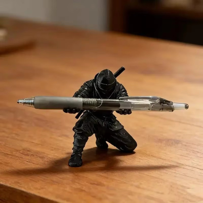Samurai-Stifthalter in Schwarz als 3D-gedruckter Schreibtisch-Organizer im Ninja-Design aus Kunststoff - Bild 2