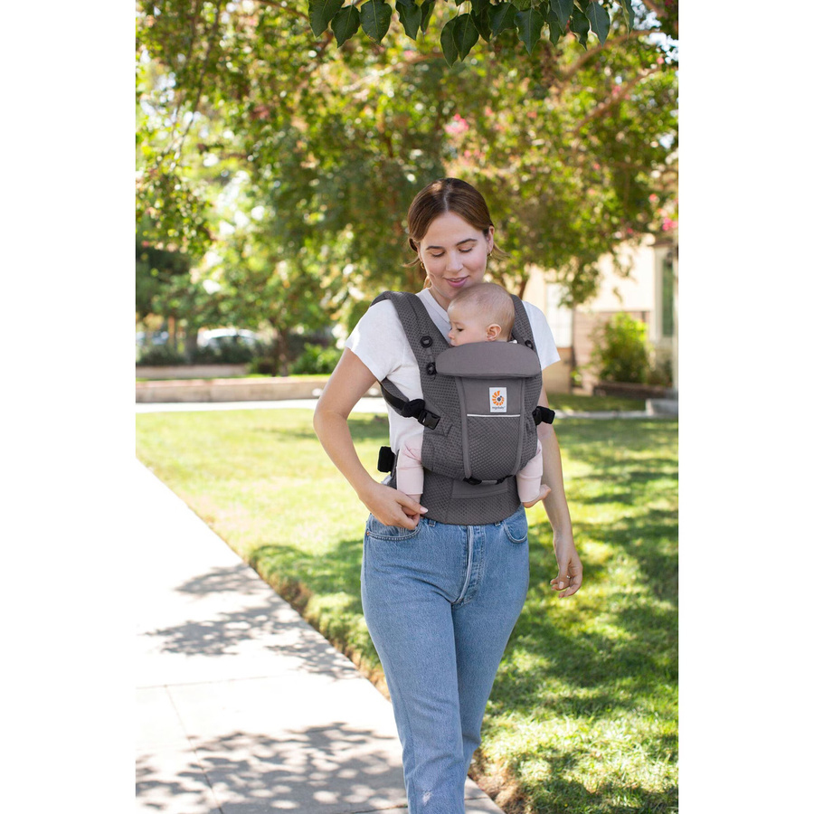 Ergobaby Adapt Soft Flex Mesh Babytrage in Grau mit reflektierenden Details und Mesh-Material - Bild 2