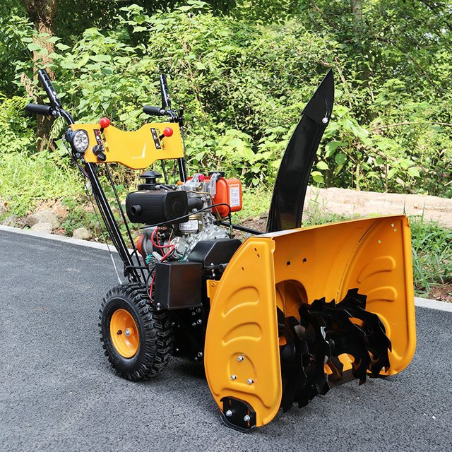 Selbstfahrende zweistufige Schneefräse in Rot mit 196-cm3-Motor, elektrischem Start und LED-Scheinwerfern - Bild 1