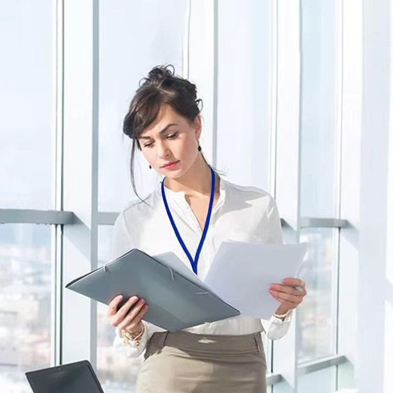 Transparente Ausweishalter mit Metallclip und Seil im vertikalen Stil, wasserdicht und hochwertig - Bild 5