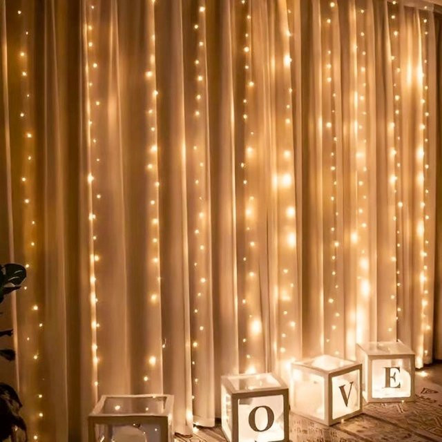 OKAL RED EAST Fenstervorhang-Lichterkette mit USB-Anschluss, 8 Modi und Fernbedienung, Feenlampe in Weiß zur Dekoration für Hochzeiten, Weihnachten und Partys - Bild 1