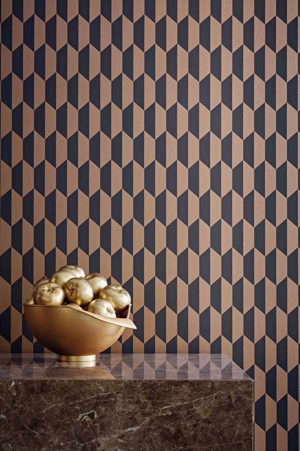 Cole & Son Tapete Petite Tile Icons in Anthrazit und Bronze mit geometrischem Muster - Bild 1