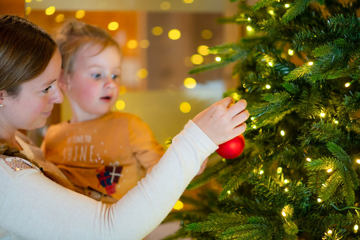 Evergreen künstliche Weihnachtsbaum Richmond Tanne in Grün mit Lichterkette, Höhe: 228 cm, Breite: 142 cm - Bild 3