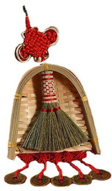 Glücksbesen Ornament Anhänger mit Quaste als Dekoration für das Chinesische Neujahrsfest von OutsideWorld in Braun und Gold - Bild 1