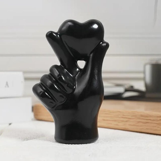 Fashnics Dekorative Liebesgeste Skulptur in Schwarz als Nordische Kunstfigur für dein Zuhause - Bild 1