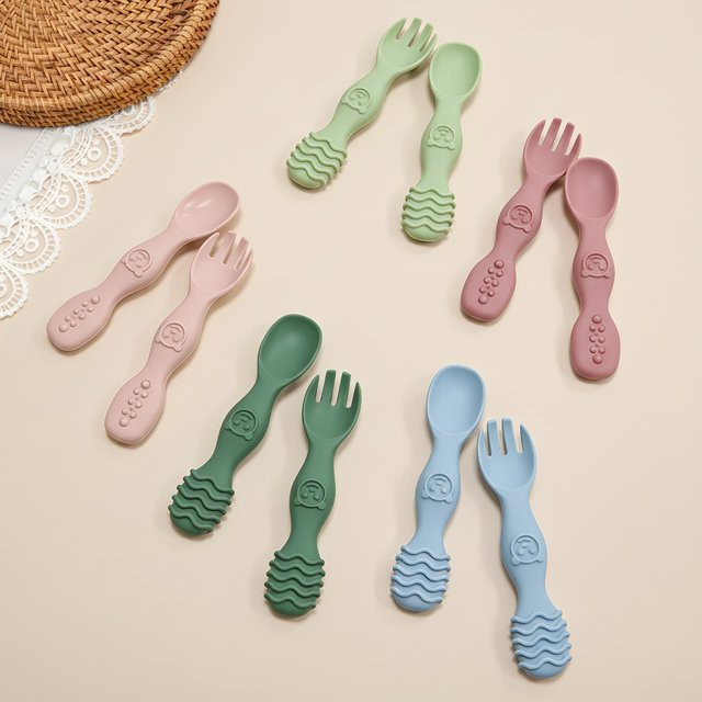2-teiliges Baby-Besteck-Set aus Silikon in Grün, BPA-freier Löffel und Gabel mit ergonomischer Form für kleine Hände - Bild 1