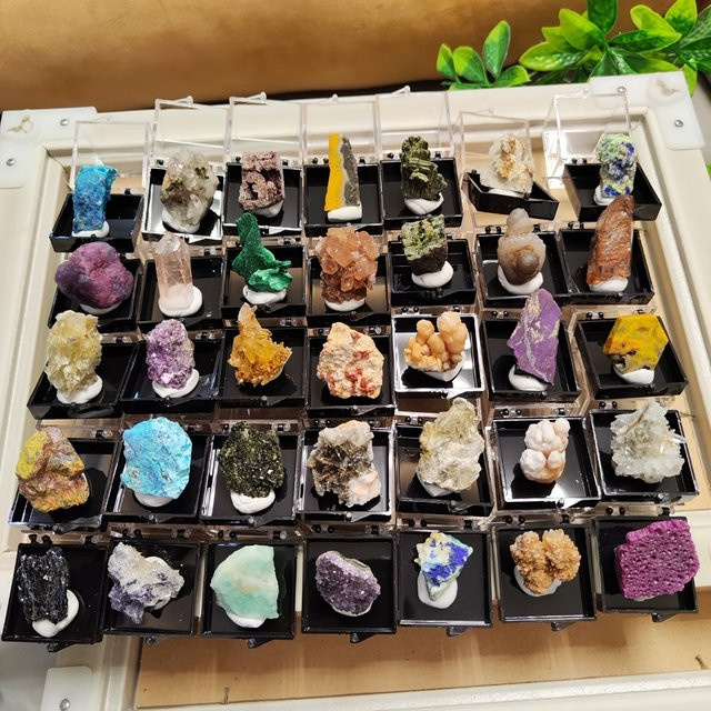 Natürliche Kristall-Mineral-Displaybox mit stabiler Basis für Quarz, Amethyst und Pyrit, Mehrfarbig - Bild 1