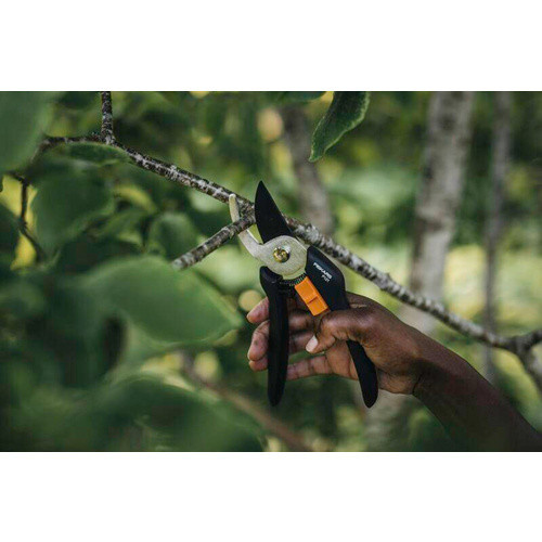 Fiskars Solid P121 Bypass-Gartenschere mit ergonomischem Griff in Schwarz und Orange - Bild 3