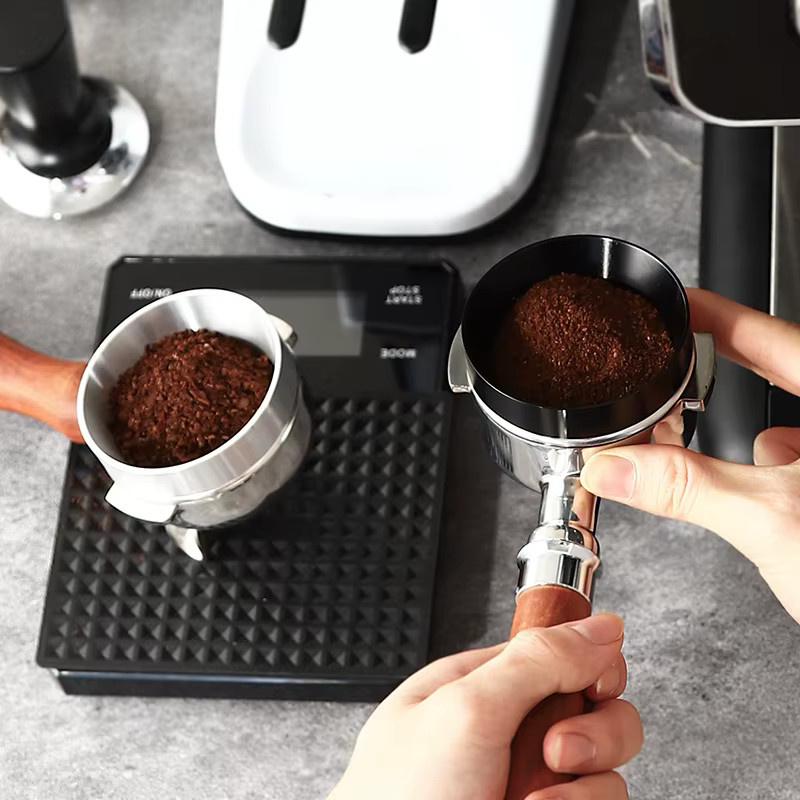 Kanone Magnetischer Aluminium-Dosierring in Silber für 51 mm Espresso-Siebträger – Rundes Barista-Werkzeug aus Metall für präzises Kaffeebrühen - Bild 3