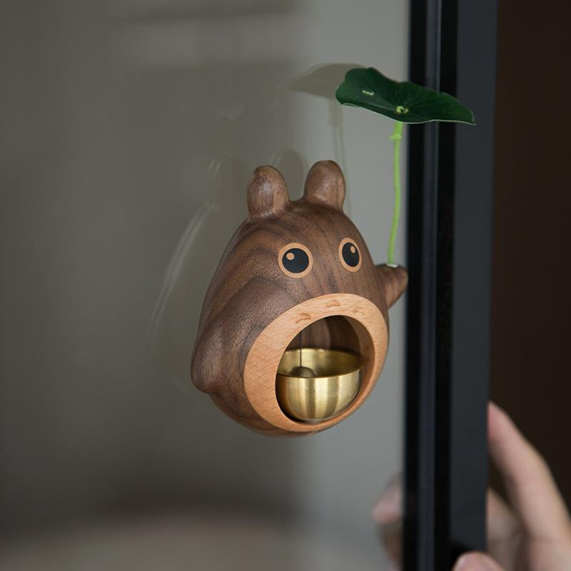 Totoro Windspiel aus Holz mit Kupferglocken in Braun von Yiran Furniture als dekorativer Türanhänger - Bild 4