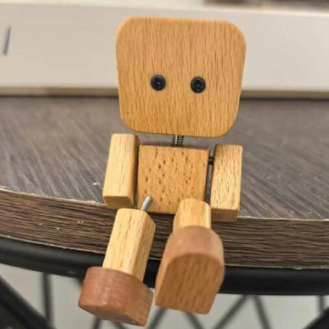 Handgefertigte Schüttelnde Holzmann Figur von YJMP Auto Parts mit 12 magnetischen Ausdrücken in Braun zur Dekoration für dein Auto Armaturenbrett oder deinen Schreibtisch - Bild 1