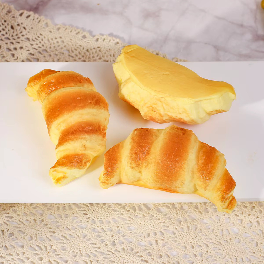 Simuliertes Croissant-Twist-Paket als weiches Kuchenbrot-Imitat in Braun zum Kneifen - Bild 1
