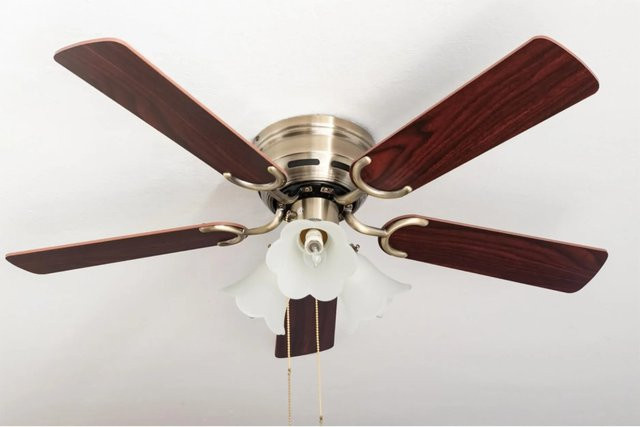 Pepeo Kisa Deluxe Deckenventilator mit Beleuchtung in Messing Antik und Walnuss-Flügeln - Bild 1