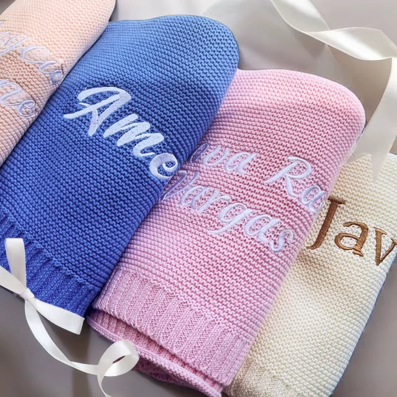 Personalisierte Babydecke aus 100% Baumwolle mit individuellem Namen von NanBeiCat, weiche gestrickte Neugeborenen-Decke für Kinderwagen und als Geschenk - Bild 2