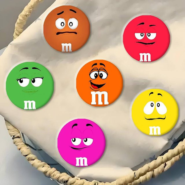 52TOYS Brosche, M-Ms C-Schokolade Abzeichen, Weißblech, Rund - Bild 1