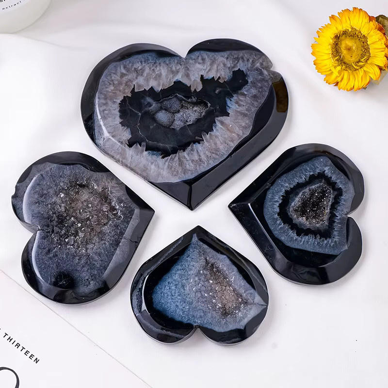 Natürlicher Schwarzer Achat als Herz-Geode geschnitzter Liebes-Kristall als Worry Stone und Wohndekor - Bild 3
