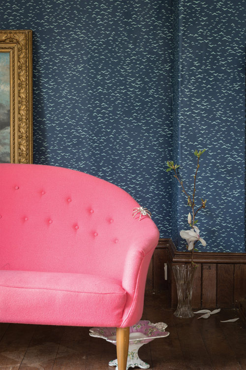 Farrow & Ball Tapete Yukutori Stiffkey Blue/ Dix Blue mit Tiermotiven im Mid-Century Stil - Bild 1