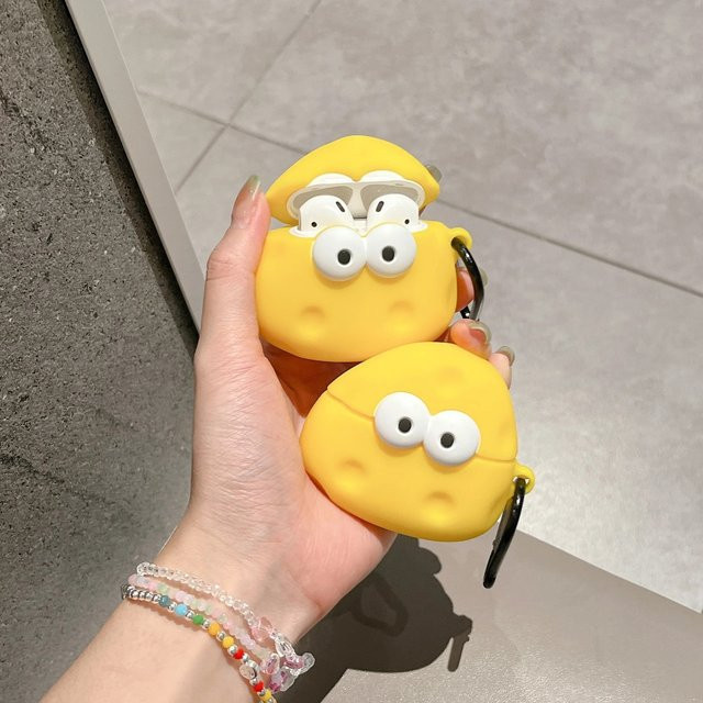Niedliche 3D Käse Cartoon Silikon Kopfhörer-Hülle für Apple AirPods Pro 2, AirPods 1, 2, 3 und AirPods 4 in Gelb mit Haken - Bild 1