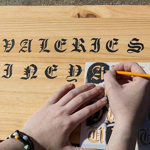 6er-Pack Gothic-Kalligraphie-Schablonen aus Kunststoff in Weiß für DIY-Malerei und Scrapbooking mit alten englischen Buchstaben und Zahlen - Bild 1