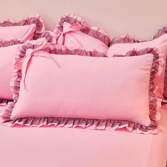 Dekorativer Kissenbezug im koreanischen Prinzessinnenstil mit Spitzenrüsche von JMG Clothing, Farbe: Pink, Material: Baumwolle und Polyester, B/H: 48 x 74 cm - Bild 1