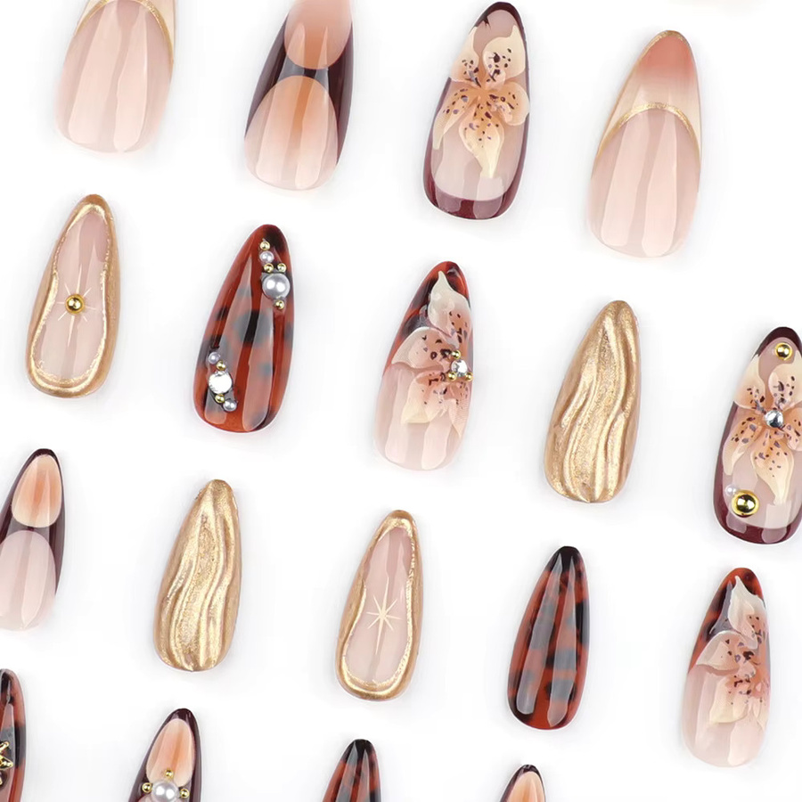 MAFANAILS Kunstnägel Mandel, Braune Blumen mit Goldene Wellenmuster und Strass-Perlen, 24 Stück, Glänzend - Bild 2