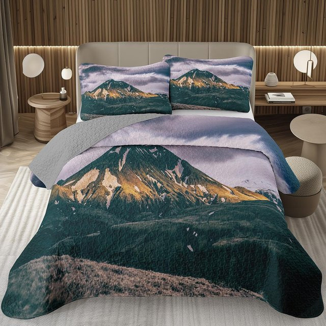 JMG Household Supplies Berg Tagesdecke Set mit Naturlandschaft Motiv in Blau, weiche Polyester Steppbettwäsche für Erwachsene, B/H: 145 x 210 cm - Bild 1