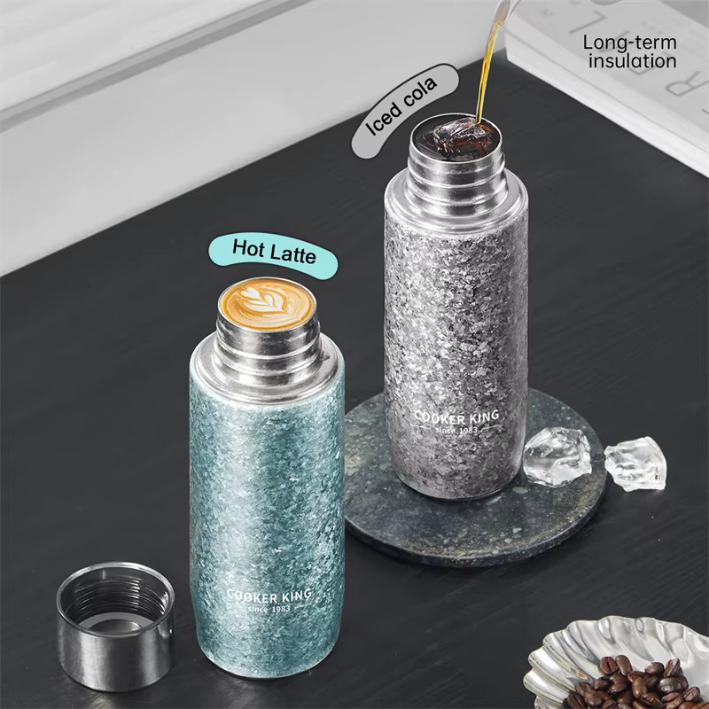 COOKER KinG Thermosbecher aus Titan mit Teesieb, doppelwandig isolierte Wasserflasche, lila, 330 ml - Bild 2