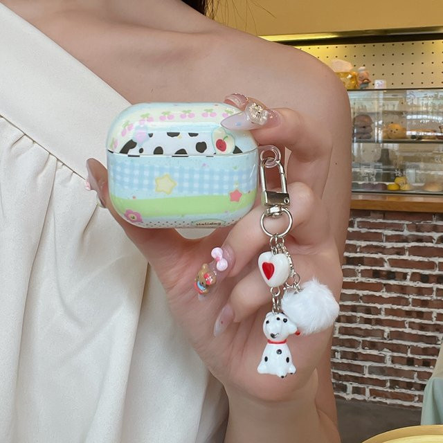 Check Stars Kopfhörer-Hülle für Apple AirPods 2, 3, 4, Pro 2 und Pro 3 mit Kuh-Textur, Kirsch-Patchwork-Muster und Welpen-Anhänger in Multicolour - Bild 1