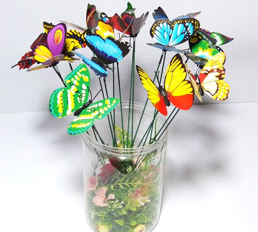 Bunte Schmetterlingspfähle als skurrile Gartendekoration für Pflanzgefäße und Außenbereiche - Bild 2