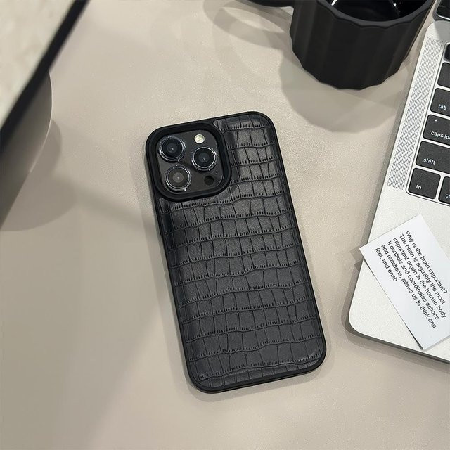 Stoßfeste iPhone Handyhülle mit Krokodilleder-Textur in Schwarz für iPhone 17 Pro bis iPhone 11 Pro Max - Bild 1