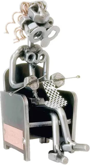 Hinz & Kunst Schraubenmännchen Lady beim Stricken aus Metall in Grau - Bild 1
